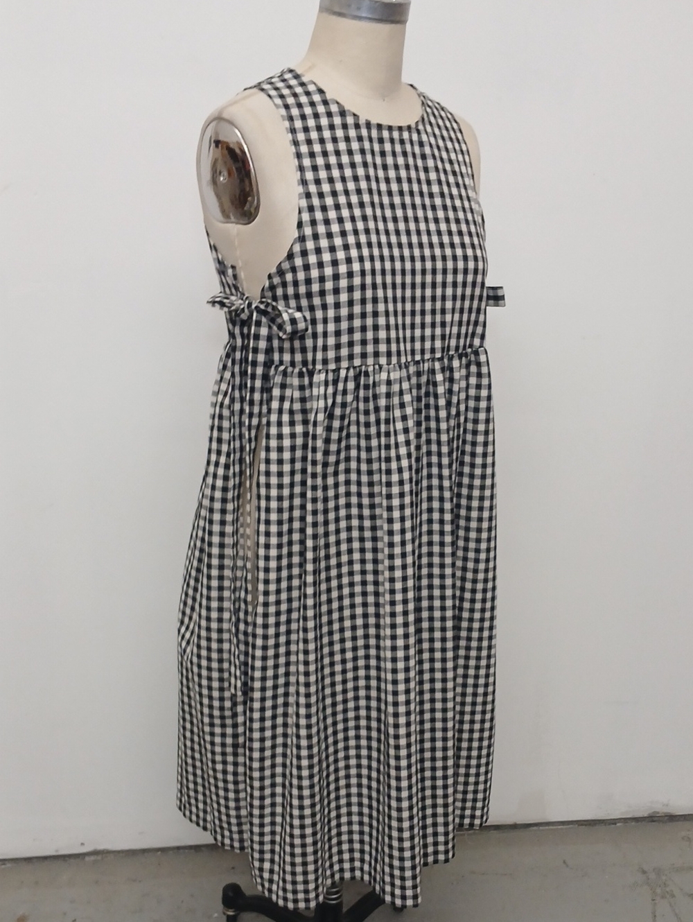 Black & White Gingham Sleeveless Side Tie Apron - Picture 2 of 5